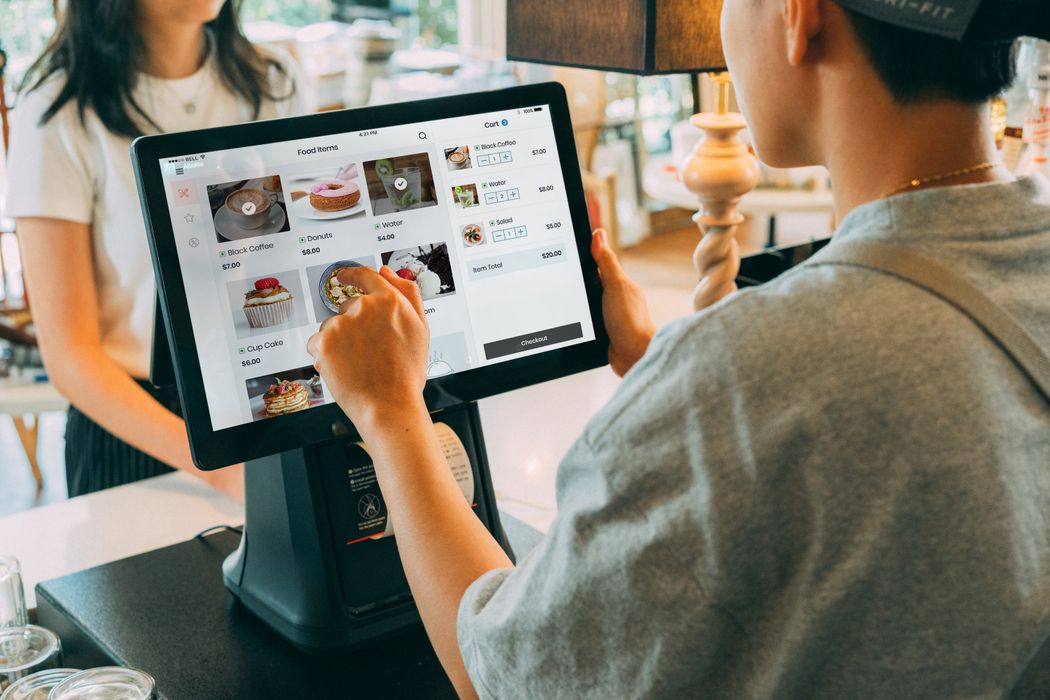 Menyatukan toko online dan POS tanpa memecah data pelanggan